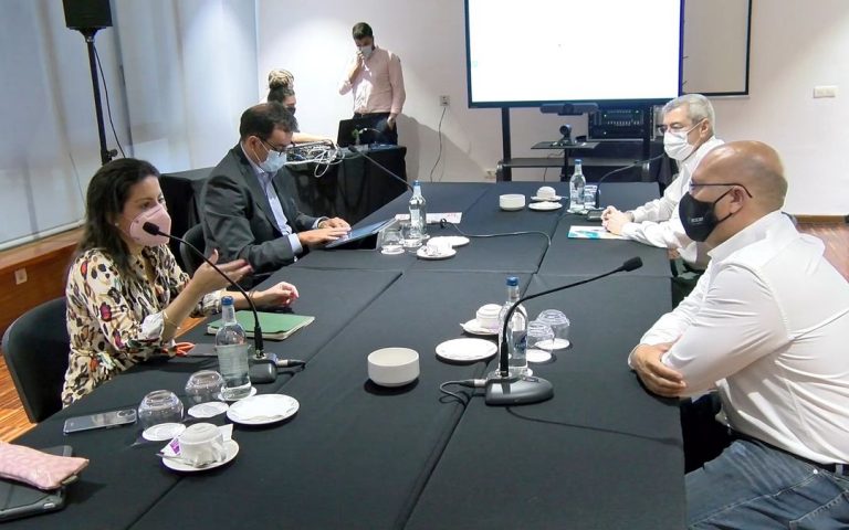 Los hosteleros de Tenerife proponen abrir los interiores a los vacunados